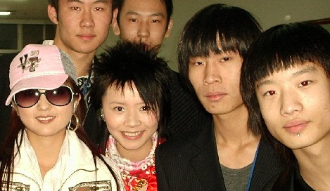 娛樂メ可乐与超级女生(右1为可乐)